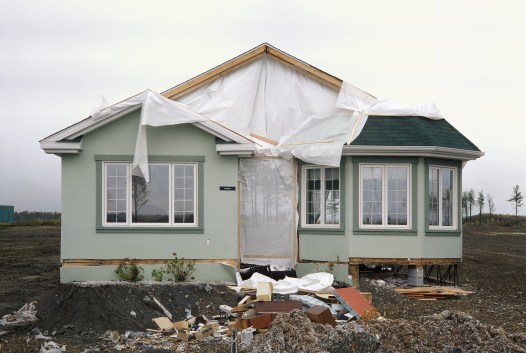 Isabelle Hayeur, Jade, Série «Maisons modèles», 160 X 107 cm, 2004. (http://isabelle-hayeur.com/)