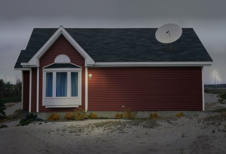 Isabelle Hayeur, Roxane, Série «Maisons modèles», 160 X 107 cm, 2004. (http://isabelle-hayeur.com/) 